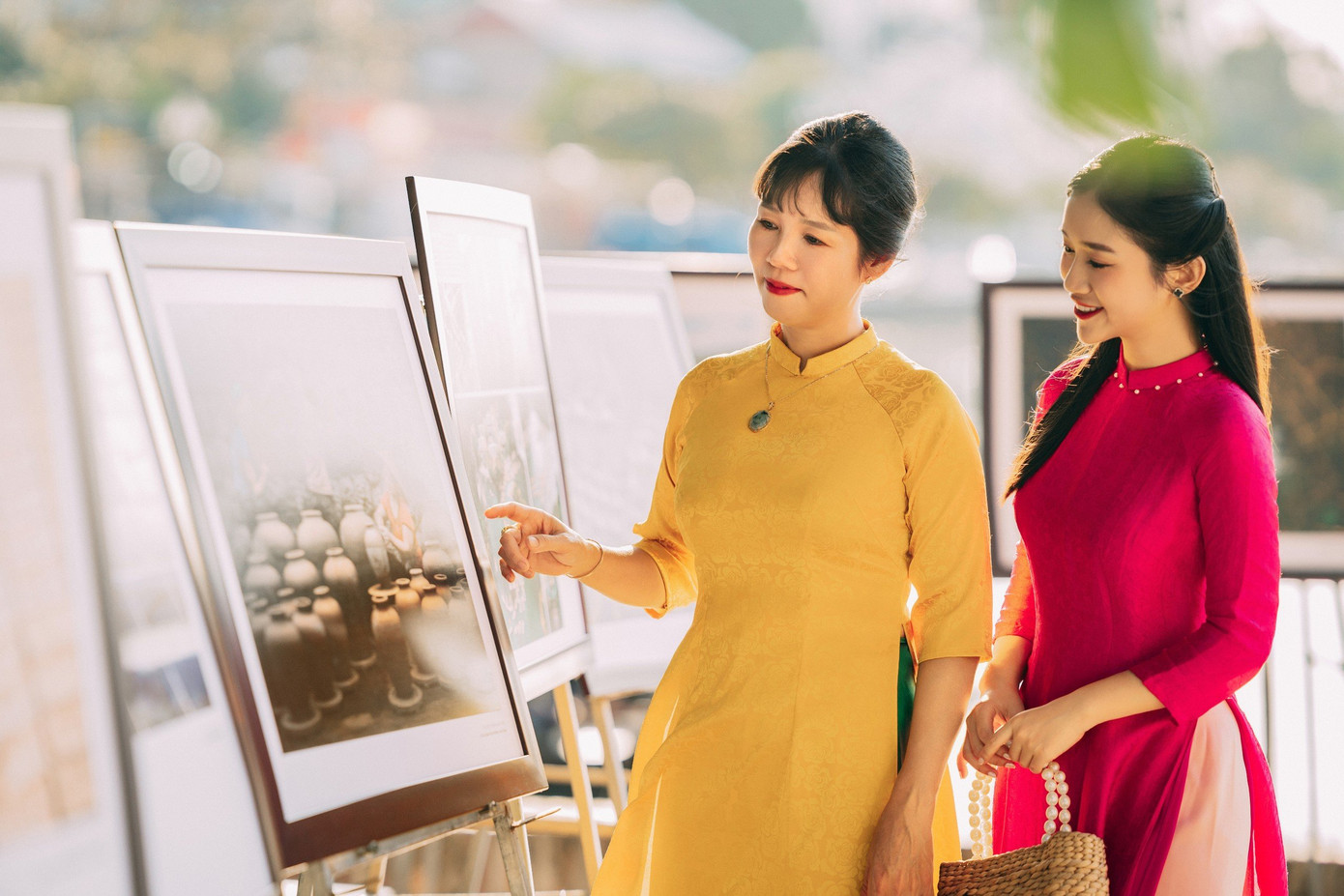 Thu Thảo cùng mẹ diện áo dài đón Xuân. Thu Thảo cùng mẹ diện áo dài đón Xuân.