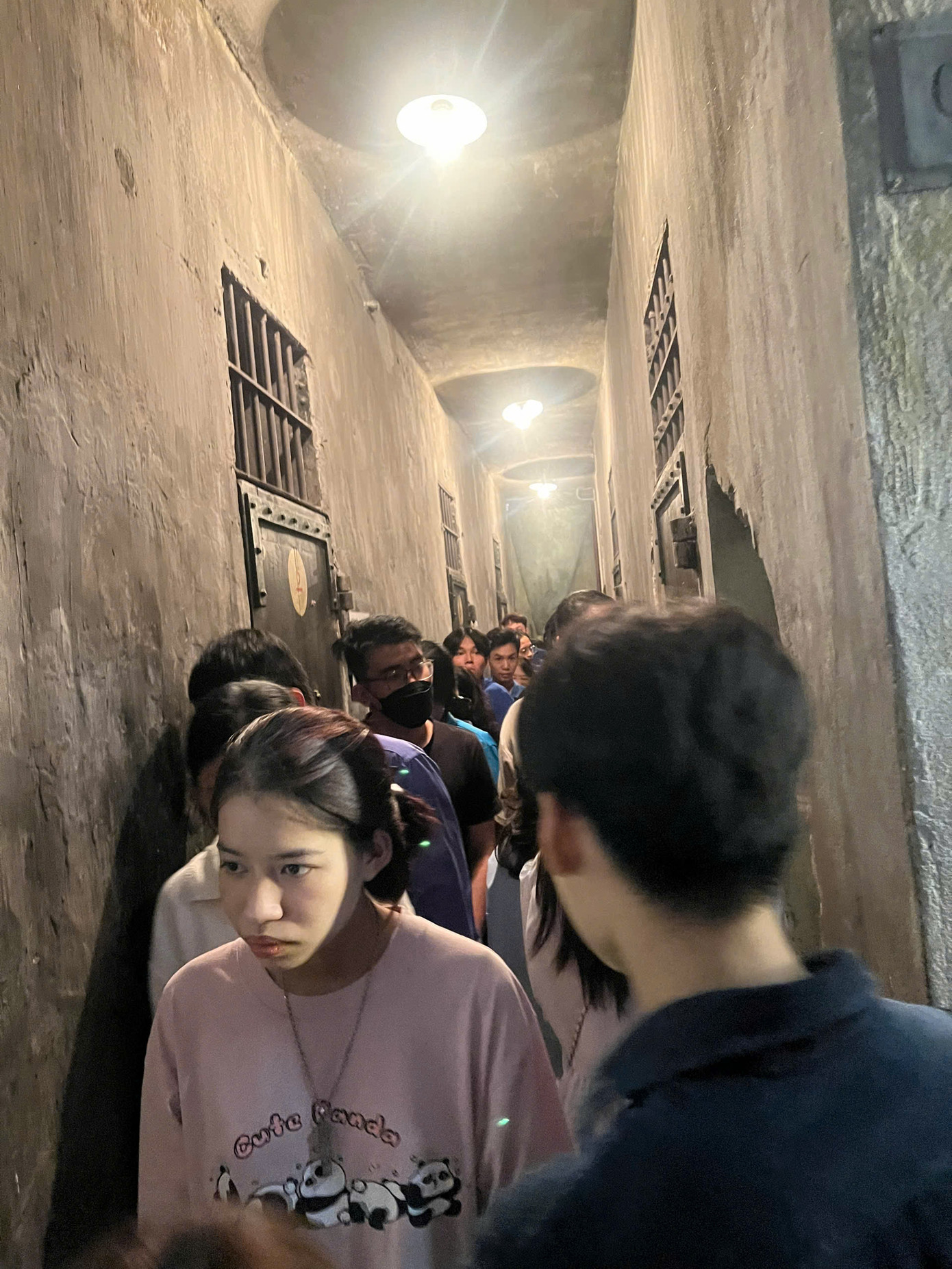 Người dân tham quan di tích.