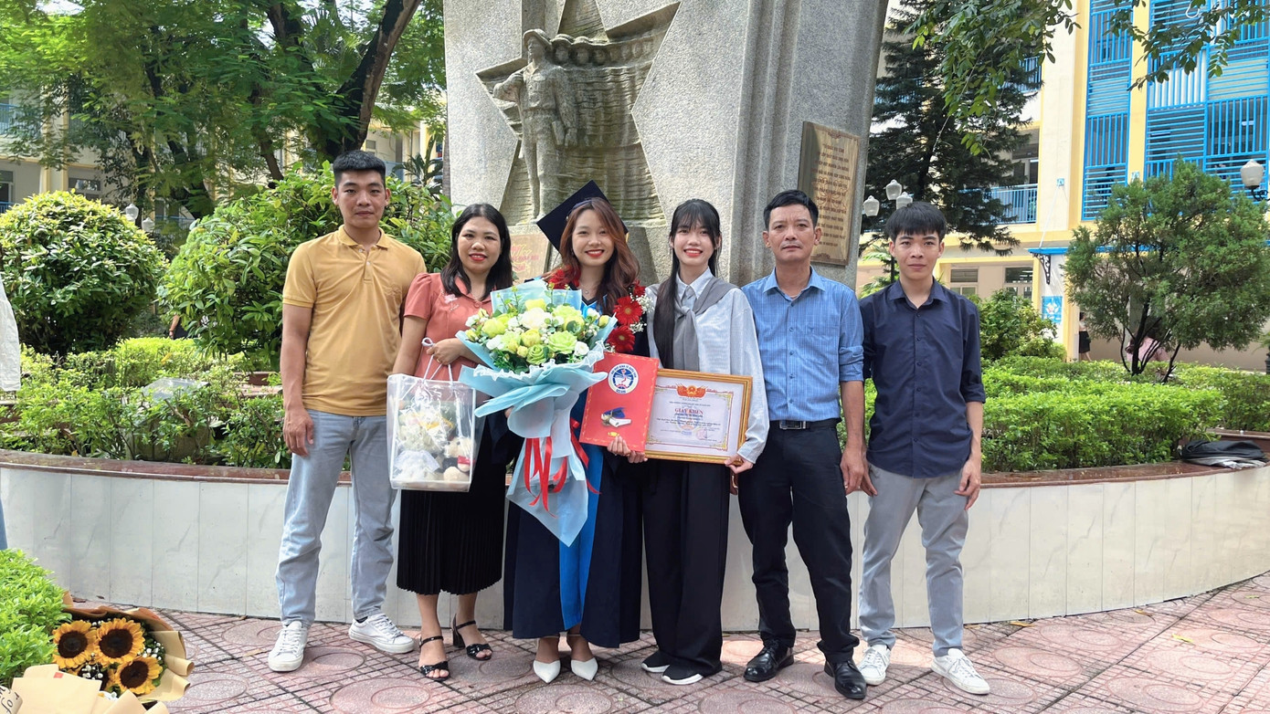 Kim Anh chụp ảnh cùng gia đình tại lễ tốt nghiệp. Kim Anh chụp ảnh cùng gia đình tại lễ tốt nghiệp.