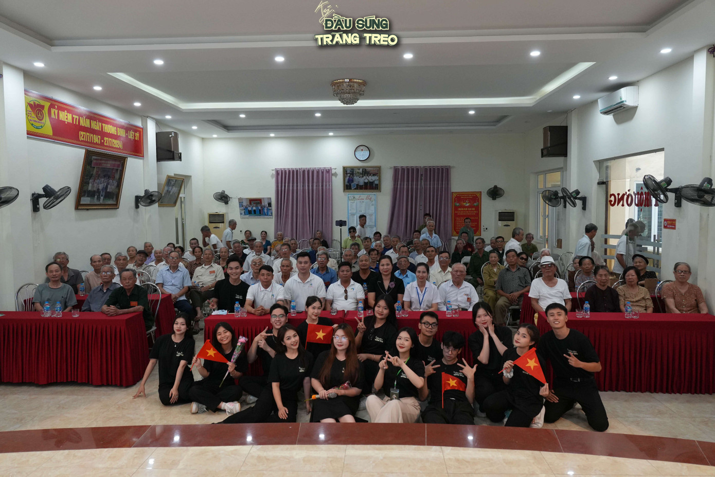 Ban Tổ chức lưu lại khoảnh khắc sau chương trình thành công rực rỡ.