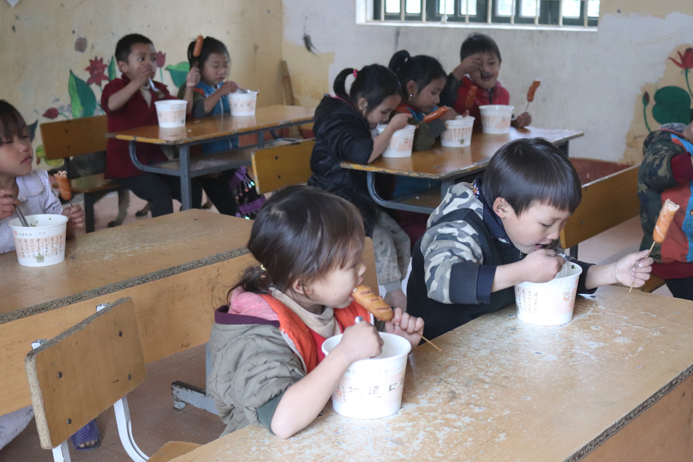 Đoàn thiện nguyện tổ chức nấu ăn tại điểm trường Nậm Giang 2 (Ảnh: BTC).