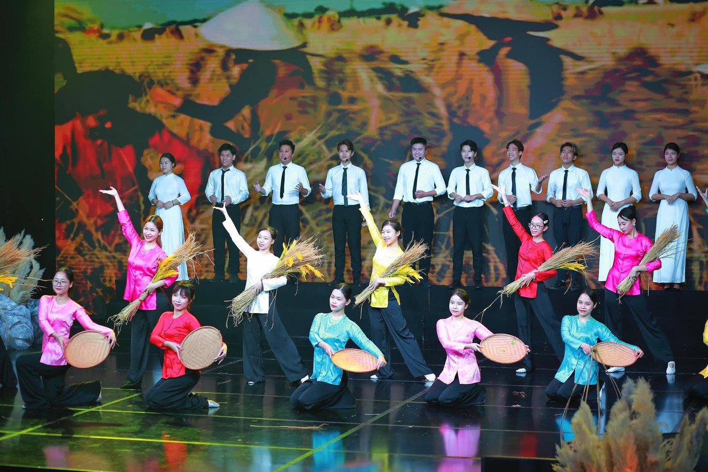 Thùy hoạt động cùng câu lạc bộ Nghệ thuật SOL. Thùy hoạt động cùng câu lạc bộ Nghệ thuật SOL.