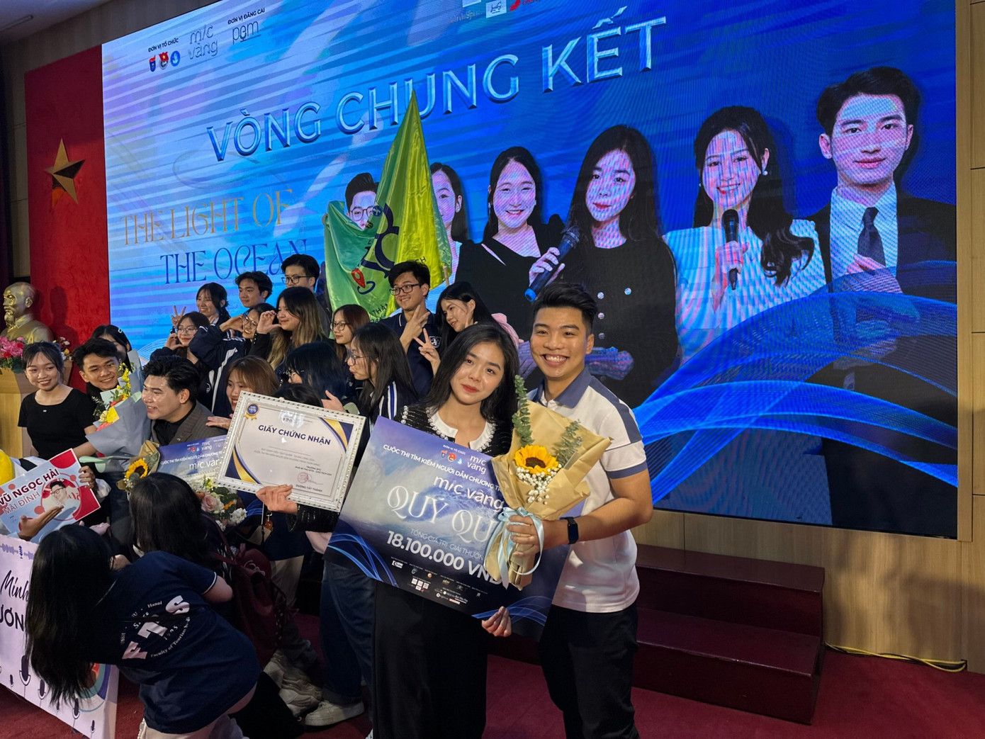 Hương Giang xúc động khi nhận được giải thưởng Quý quân. Hương Giang xúc động khi nhận được giải thưởng Quý quân.