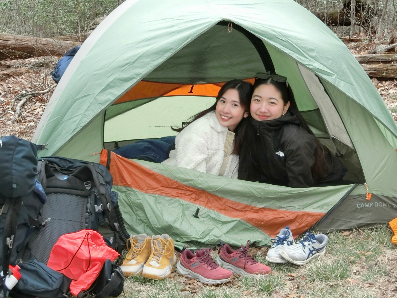 Ngân Giang trong chuyến đi cắm trại tại Shenandoah Park.