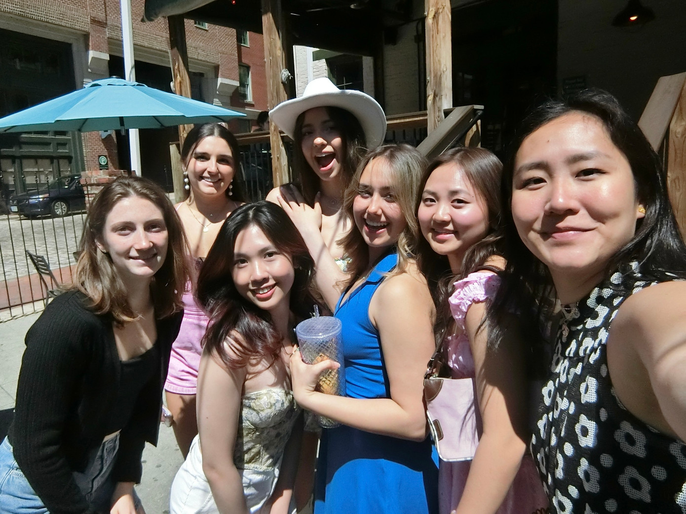 Ngân Giang cùng nhóm bạn đến từ tổ chức Kinh doanh Alpha Kappa Psi.