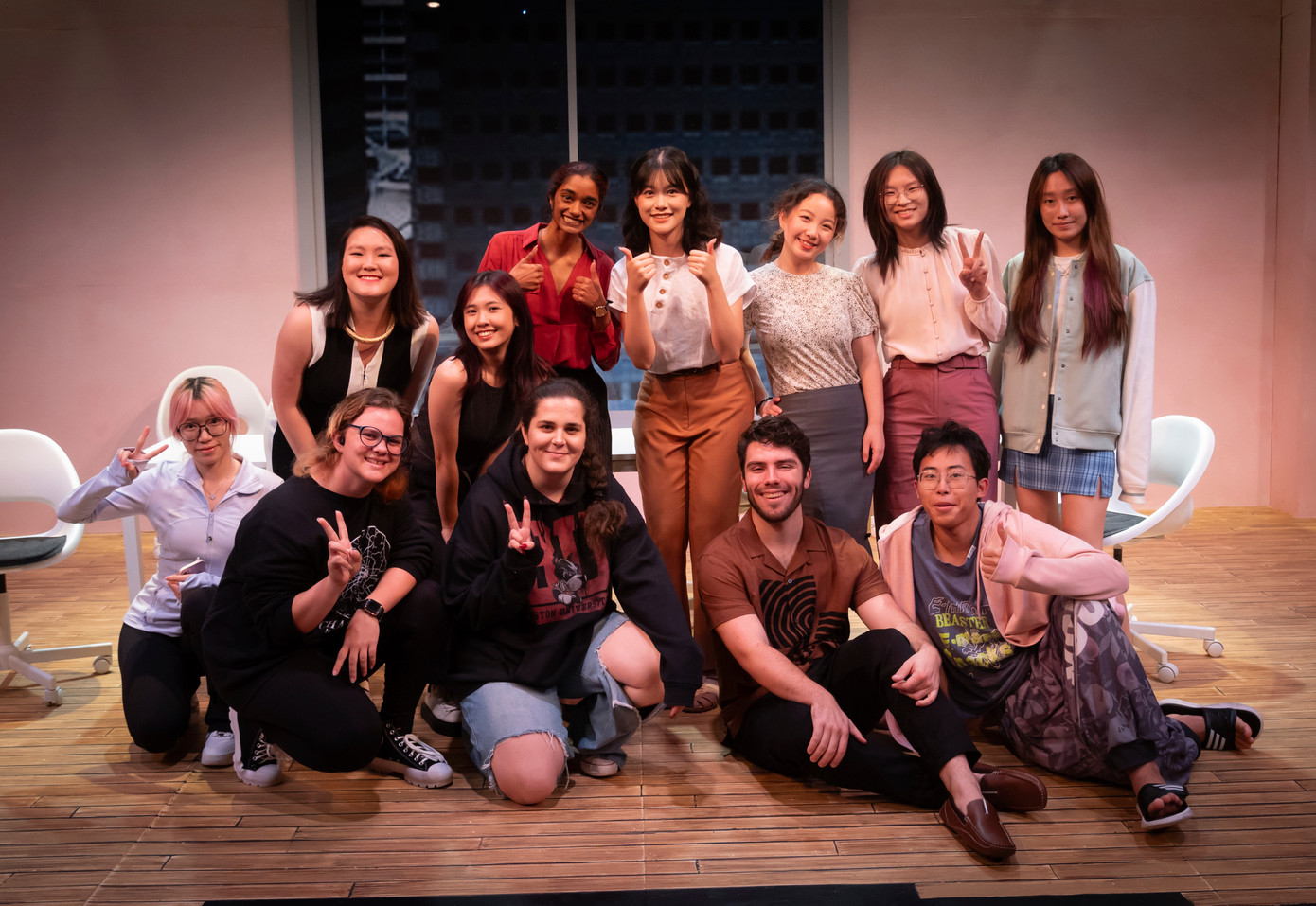 Ngân Giang cùng đội ngũ BTC vở kịch "White Pearls".