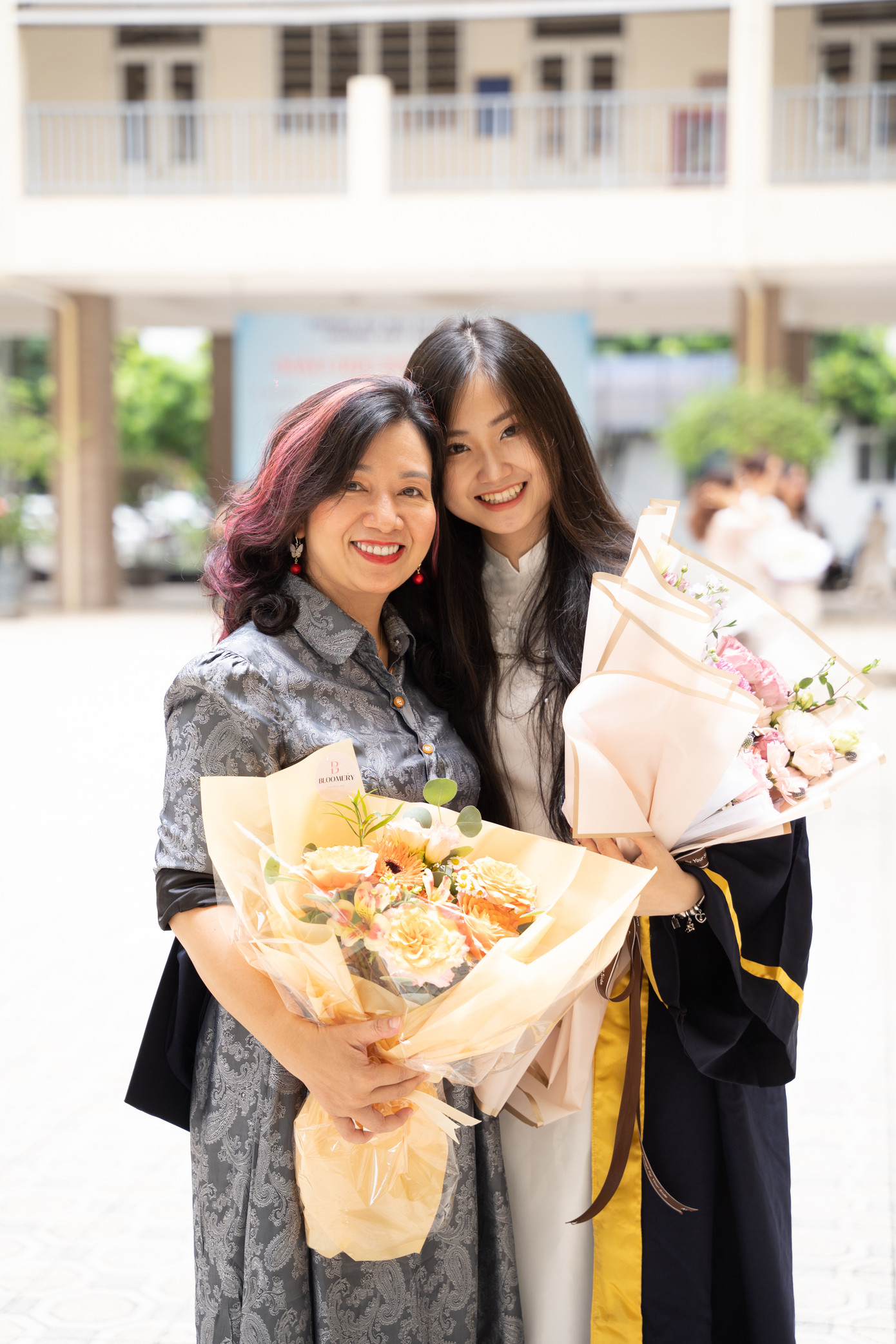 Hà Linh chụp cùng TS. Lưu Thị Kim Nhung (GĐ Trung tâm Phát triển giáo dục và Công nghệ số EDC Đại học Sư phạm Hà Nội - Nguyên Trưởng khoa Tiếng Anh) là cô giáo ủng hộ Hà Linh trong việc du học. Hà Linh chụp cùng TS. Lưu Thị Kim Nhung (GĐ Trung tâm Phát triển giáo dục và Công nghệ số EDC Đại học Sư phạm Hà Nội - Nguyên Trưởng khoa Tiếng Anh) là cô giáo ủng hộ Hà Linh trong việc du học.