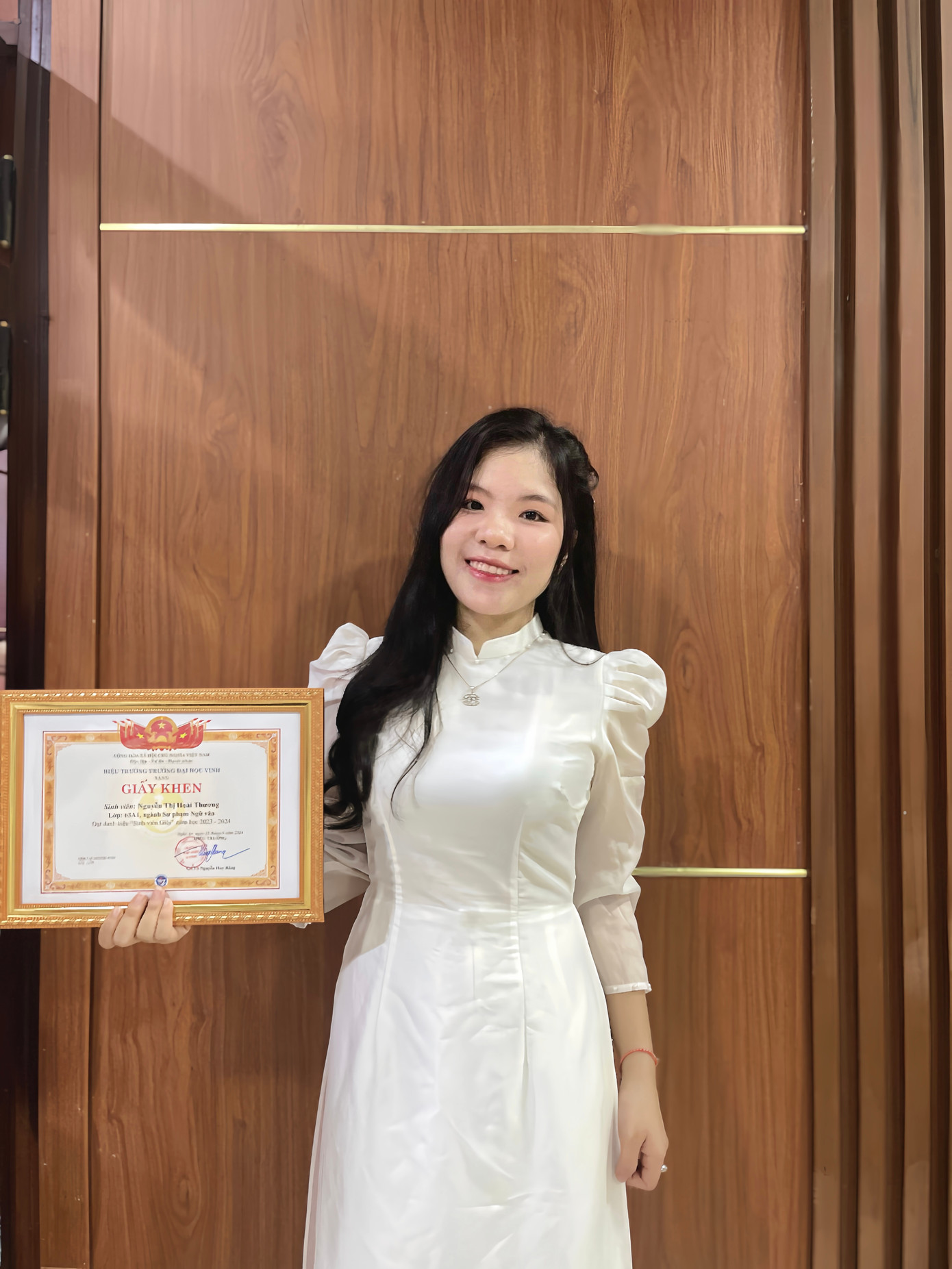 Hoài Thương nhận danh hiệu sinh viên giỏi năm học 2023 - 2024.