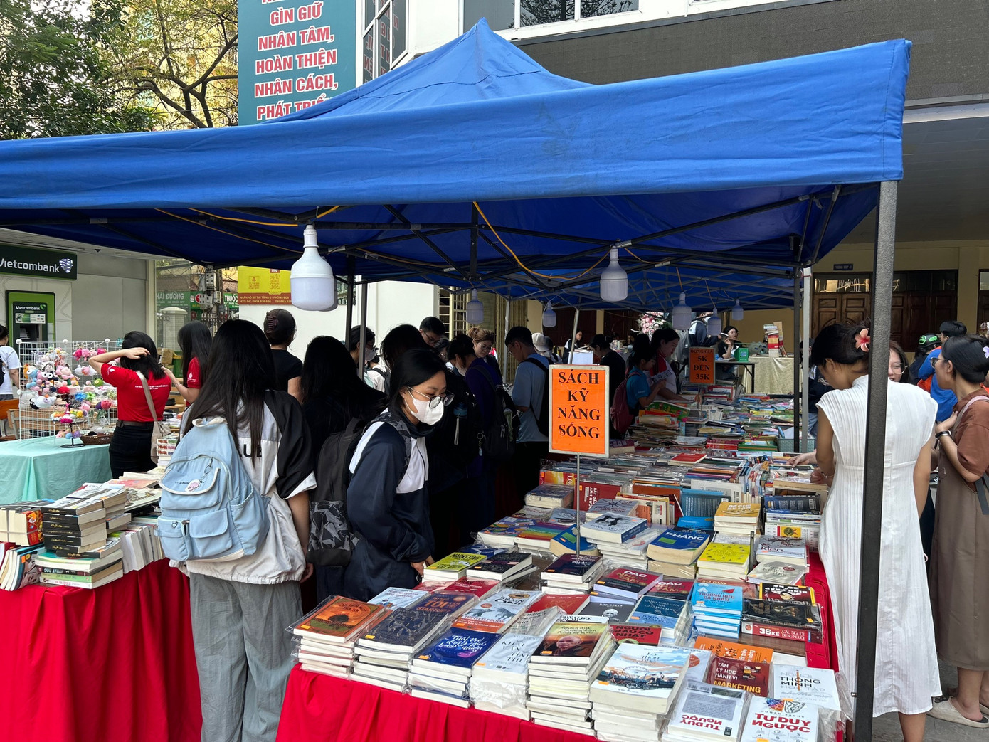 Các bạn sinh viên tham quan và mua sách tại các gian hàng tại Hội sách: Sách mới lời xưa.