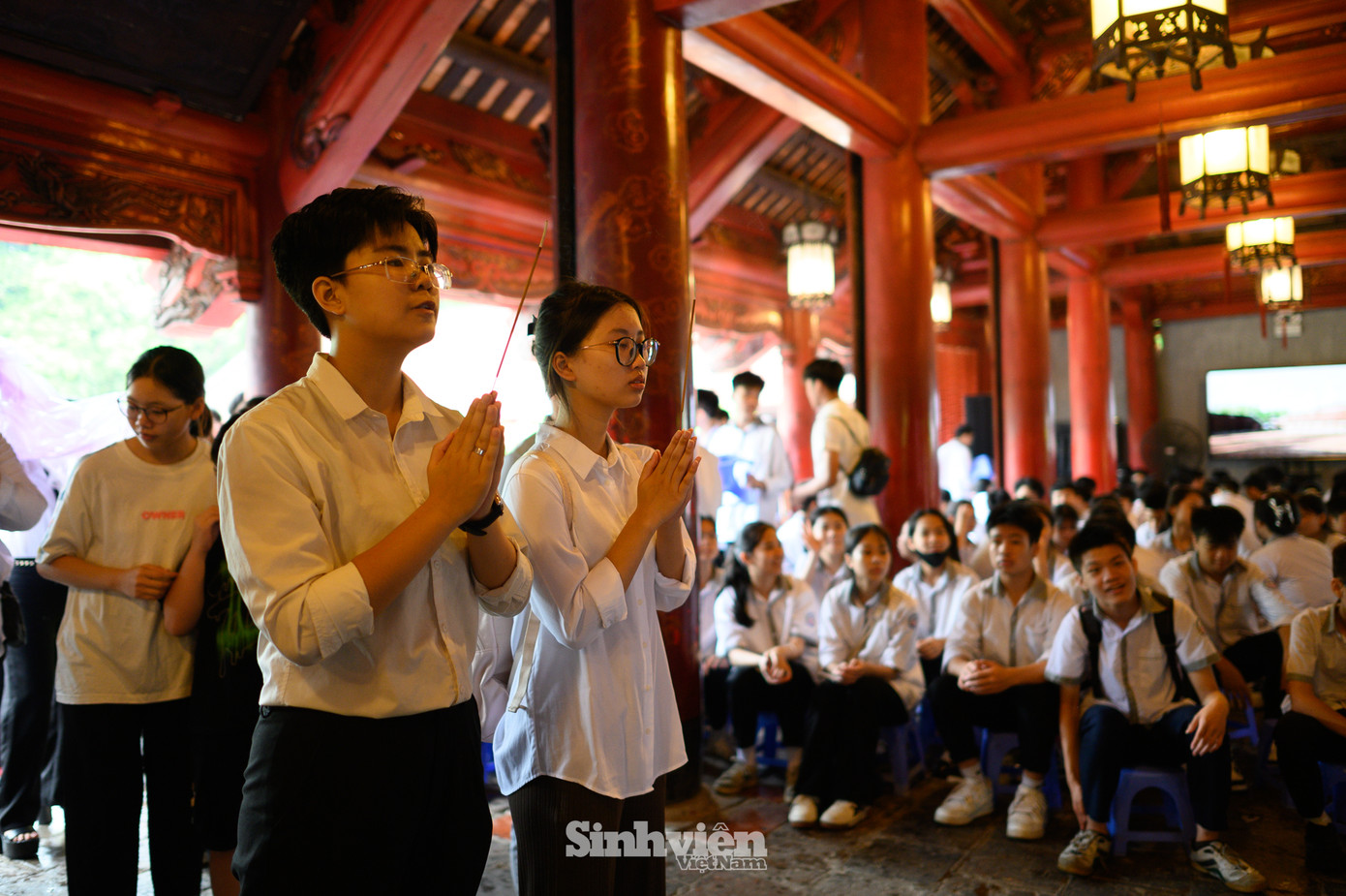 Kỳ thi tuyển sinh lớp 10 THPT công lập TP. Hà Nội diễn ra trong 2 ngày 8-9/6. Sát ngày thi, nhiều sĩ tử, phụ huynh đổ về Văn Miếu để cầu may mắn, thi cử đỗ đạt.