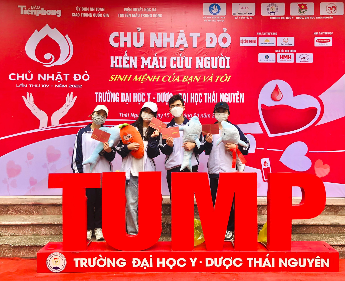 Minh Tú (thứ hai từ phải sang) đã tham gia hiến máu nhân đạo 6 lần và sẽ tiếp tục ủng hộ phong trào này. Minh Tú (thứ hai từ phải sang) đã tham gia hiến máu nhân đạo 6 lần và sẽ tiếp tục ủng hộ phong trào này.