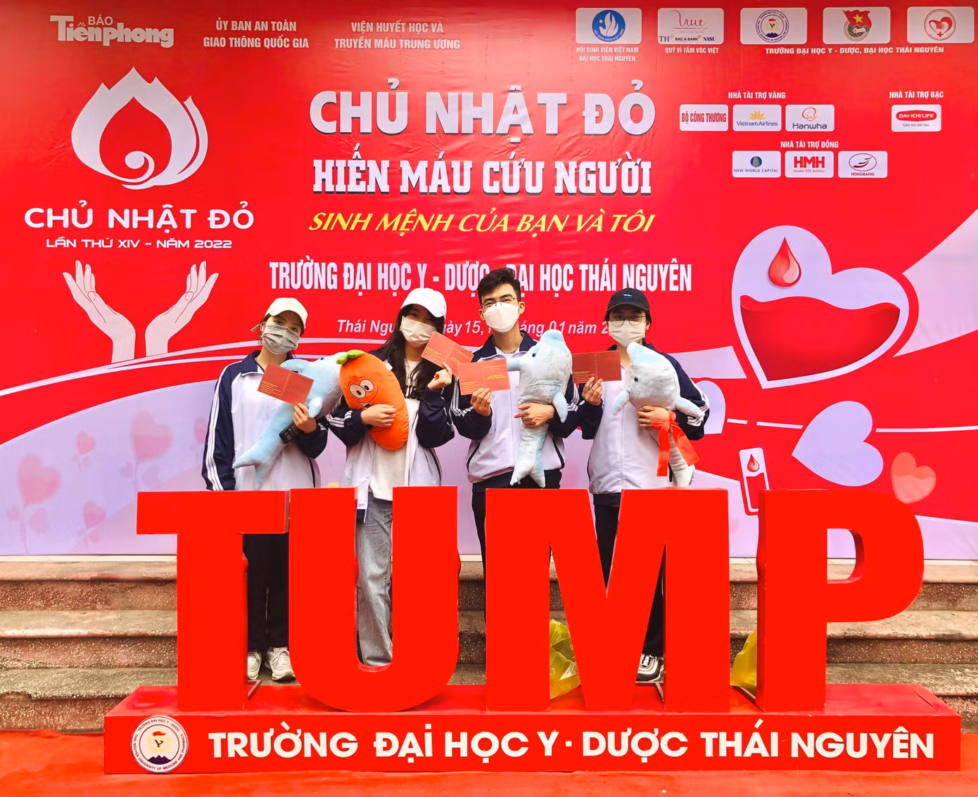 Minh Tú (thứ hai từ phải sang) đã tham gia hiến máu nhân đạo 6 lần và sẽ tiếp tục ủng hộ phong trào này. Minh Tú (thứ hai từ phải sang) đã tham gia hiến máu nhân đạo 6 lần và sẽ tiếp tục ủng hộ phong trào này.