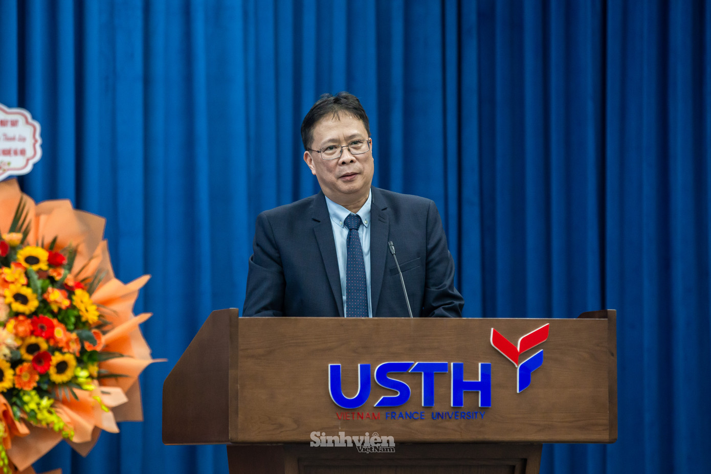 GS. VS. Châu Văn Minh - Uỷ viên TƯ. Đảng, Chủ tịch Viện Hàn lâm Khoa học và Công nghệ Việt Nam gửi lời chúc mừng đến tập thể trường USTH. Ông chia sẻ rằng chặng đường 15 năm của USTH là một hành trình xây dựng nền tảng với nhiều khó khăn, thử thách; là giai đoạn mà con người và ý chí của USTH được tôi luyện, bền bỉ, vun đắp qua rất nhiều thế hệ cán bộ, giảng viên, sinh viên Nhà trường.