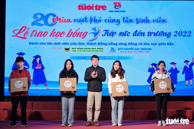 Thắng nhận học bổng Tiếp sức đến trường của báo Tuổi Trẻ.