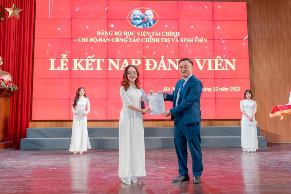 Ngày 24/12/2022 là một cột mốc đáng nhớ khi Ngọc Anh vinh dự nhận quyết định kết nạp vào hàng ngũ của Đảng Cộng sản Việt Nam. Ngày 24/12/2022 là một cột mốc đáng nhớ khi Ngọc Anh vinh dự nhận quyết định kết nạp vào hàng ngũ của Đảng Cộng sản Việt Nam.