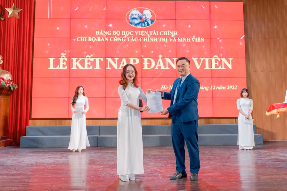 Ngày 24/12/2022 là một cột mốc đáng nhớ khi Ngọc Anh vinh dự nhận quyết định kết nạp vào hàng ngũ của Đảng Cộng sản Việt Nam.