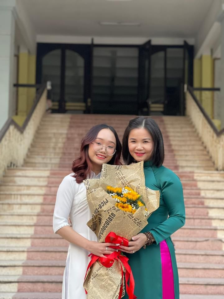 Ngọc Anh chụp ảnh cùng TS. Lý Lan Yên. Ngọc Anh chụp ảnh cùng TS. Lý Lan Yên.