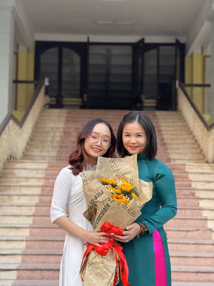 Ngọc Anh chụp ảnh cùng TS. Lý Lan Yên.