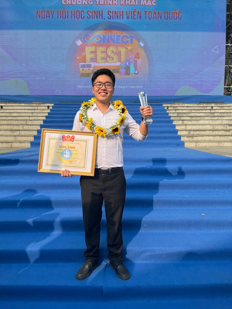Nhật Hưng nhận Bằng khen danh hiệu Sinh viên 5 tốt và đại diện nhận khen thưởng Tập thể Sinh viên 5 tốt tại Thành phố Hồ Chí Minh.