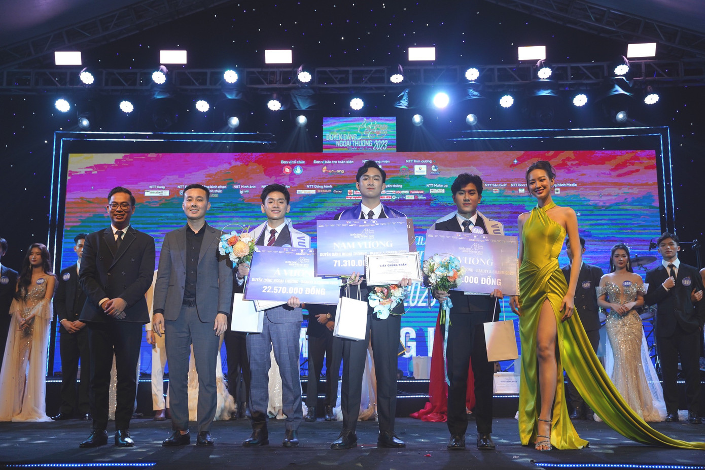 Khoảnh khắc Nguyễn Bá Minh được xứng danh Nam vương cùng 2 Á vương Thân Công Bình và Vũ Nam Khánh. Khoảnh khắc Nguyễn Bá Minh được xứng danh Nam vương cùng 2 Á vương Thân Công Bình và Vũ Nam Khánh.