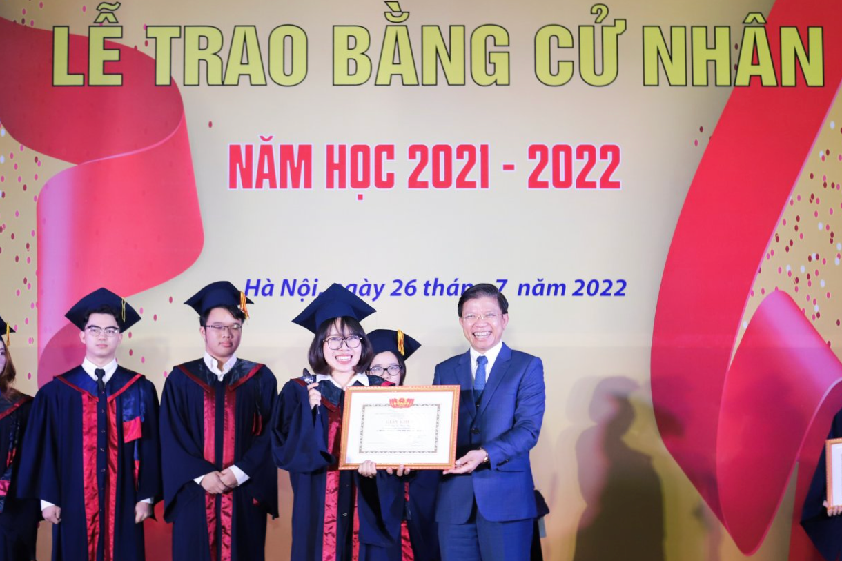 GS. TS. Hoàng Anh Tuấn, Hiệu trưởng VNU-USSH trao giấy khen thủ khoa tốt nghiệp cho Thảo Nguyên. GS. TS. Hoàng Anh Tuấn, Hiệu trưởng VNU-USSH trao giấy khen thủ khoa tốt nghiệp cho Thảo Nguyên.