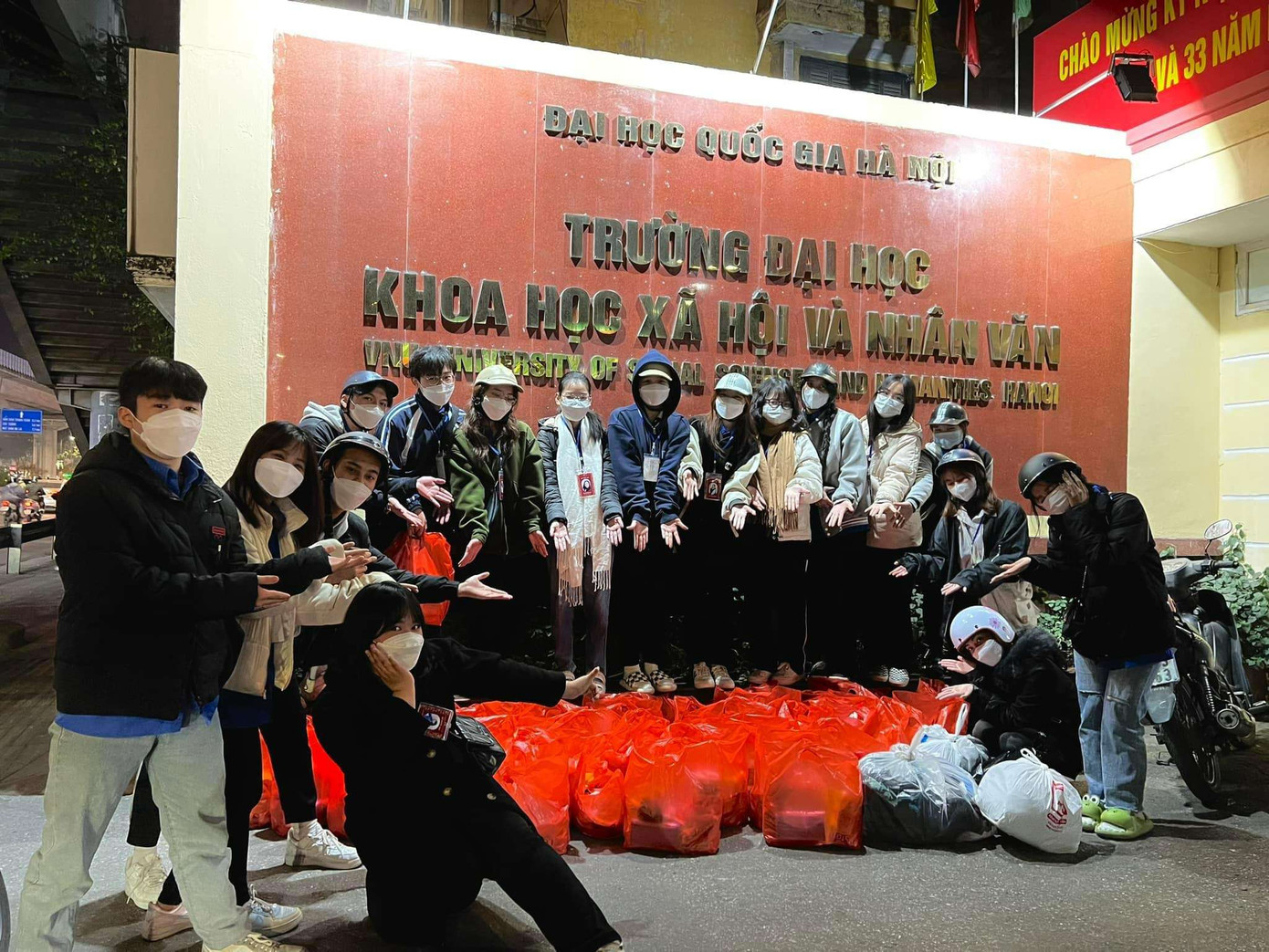 Chi Mai (thứ 6 từ phải sang) cùng các bạn tham gia hoạt động thiện nguyện.