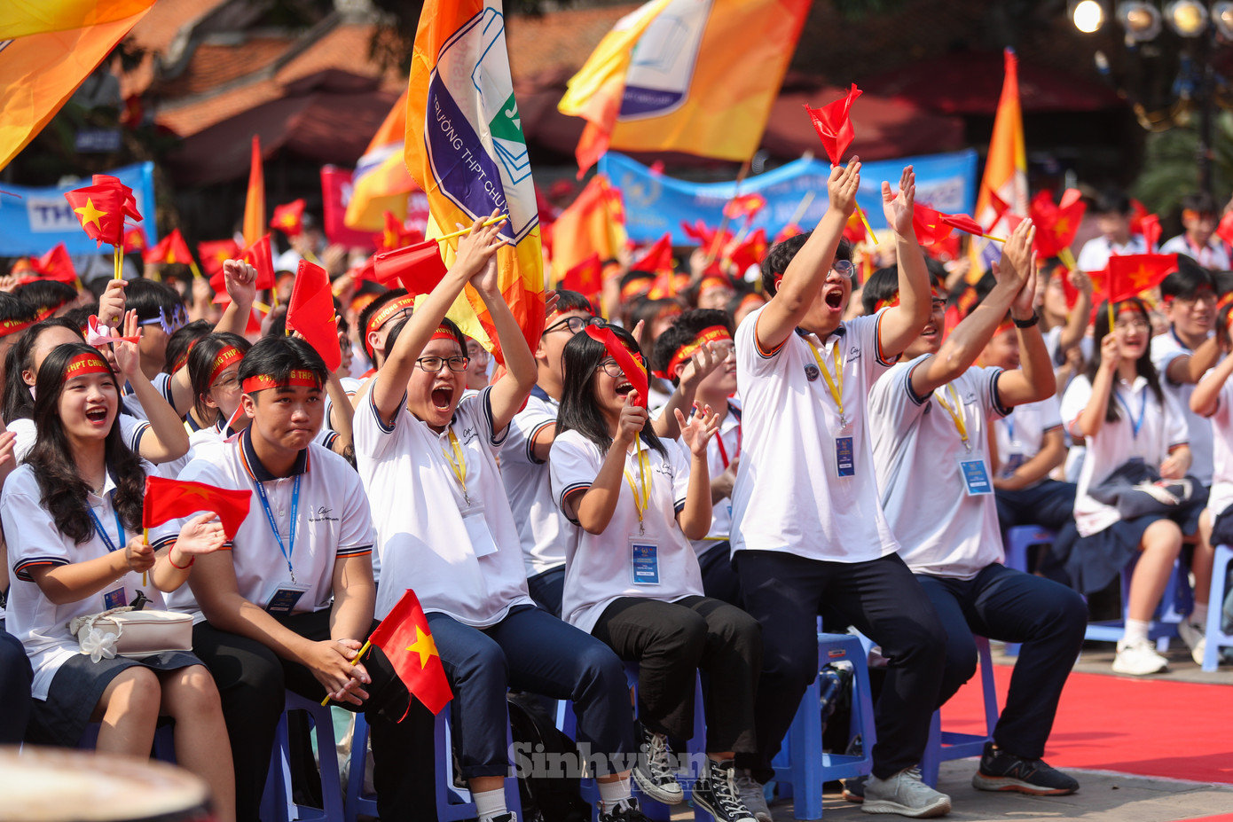 Tinh thần cổ động sôi nổi ngay từ vòng đầu tiên.