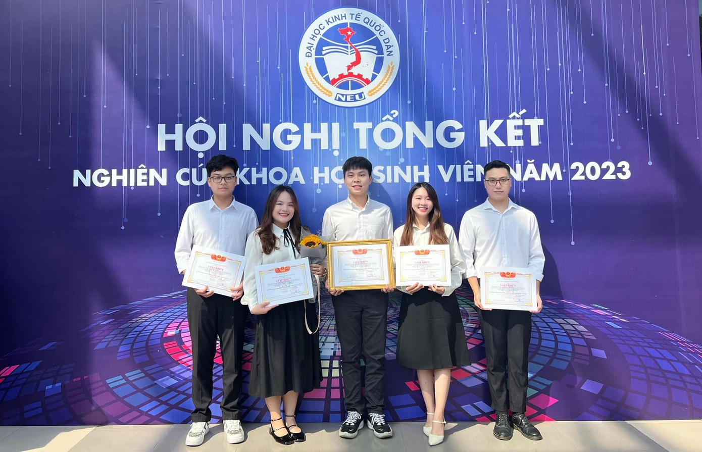 Mạnh Cường (chính giữa) cùng đồng đội đã gặt hái được nhiều giải thưởng trong lĩnh vực khoa học.