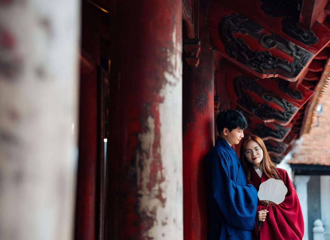 Các bạn trẻ có xu hướng lựa chọn Việt phục cho ngày cưới của mình (Ảnh: Hà Anh)