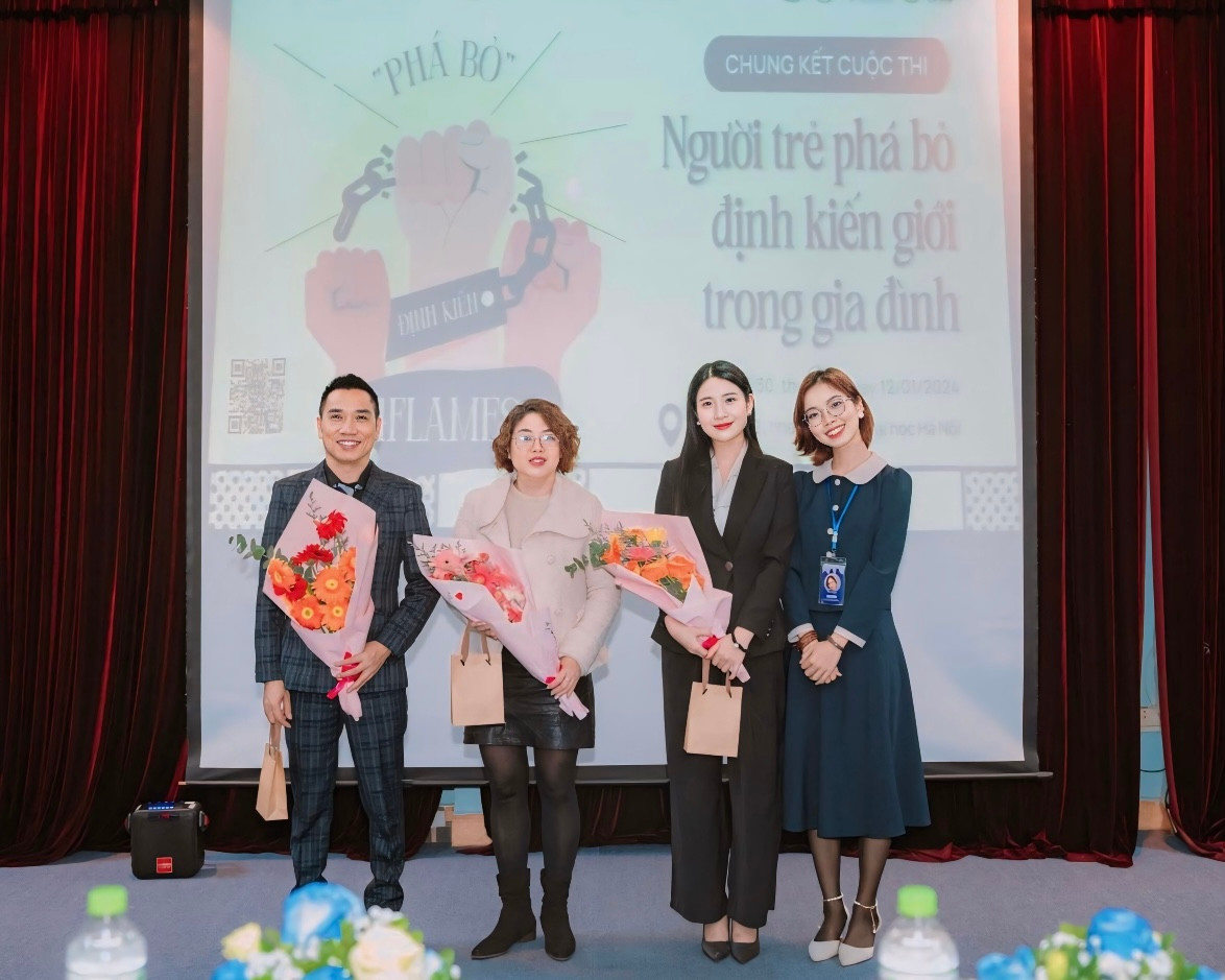 Đỗ Phương cùng hội đồng BGK tại Chung kết cuộc thi “Người trẻ phá bỏ định kiến giới trong gia đình”.