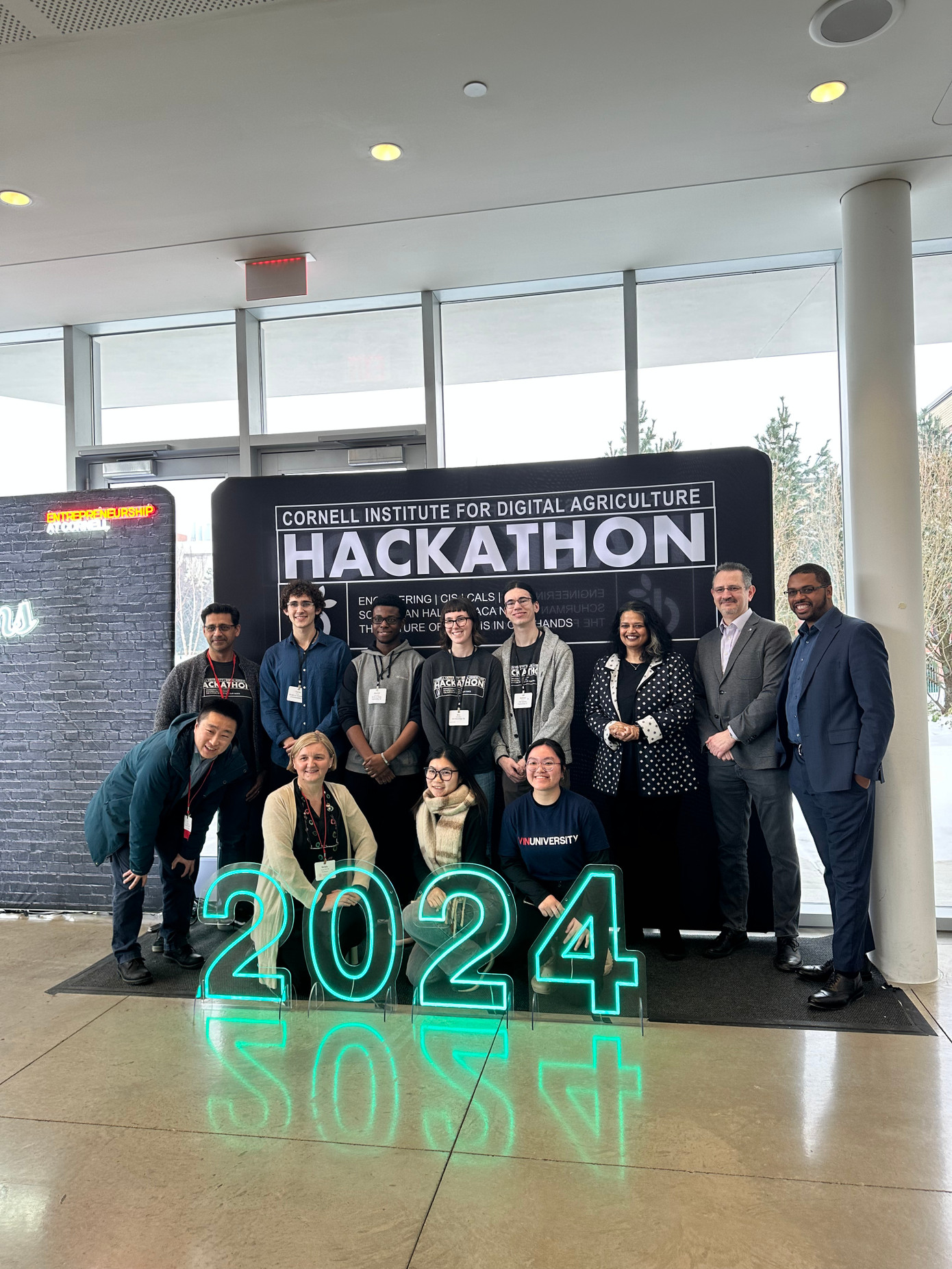 Bảo Ngọc và đồng đội chụp ảnh với các cố vấn của cuộc thi, đồng thời cũng là các Giáo sư tại trường Đại học Cornell. Bảo Ngọc và đồng đội chụp ảnh với các cố vấn của cuộc thi, đồng thời cũng là các Giáo sư tại trường Đại học Cornell.