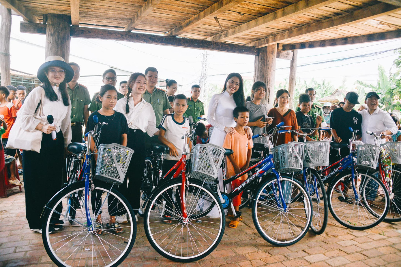 Dự án "Đừng từ bỏ" được Lan Nhi thực hiện trong nhiều năm qua, trao những suất học bổng, xe đạp, quà tặng đến các em nhỏ. Dự án "Đừng từ bỏ" được Lan Nhi thực hiện trong nhiều năm qua, trao những suất học bổng, xe đạp, quà tặng đến các em nhỏ.