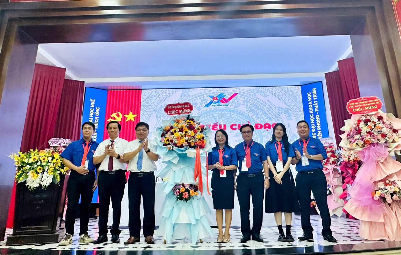 PGS.TS Võ Thanh Tùng, Bí thư Đảng ủy, Hiệu trưởng Trường Đại học Khoa học, Đại học Huế tặng hoa chúc mừng Đại hội.