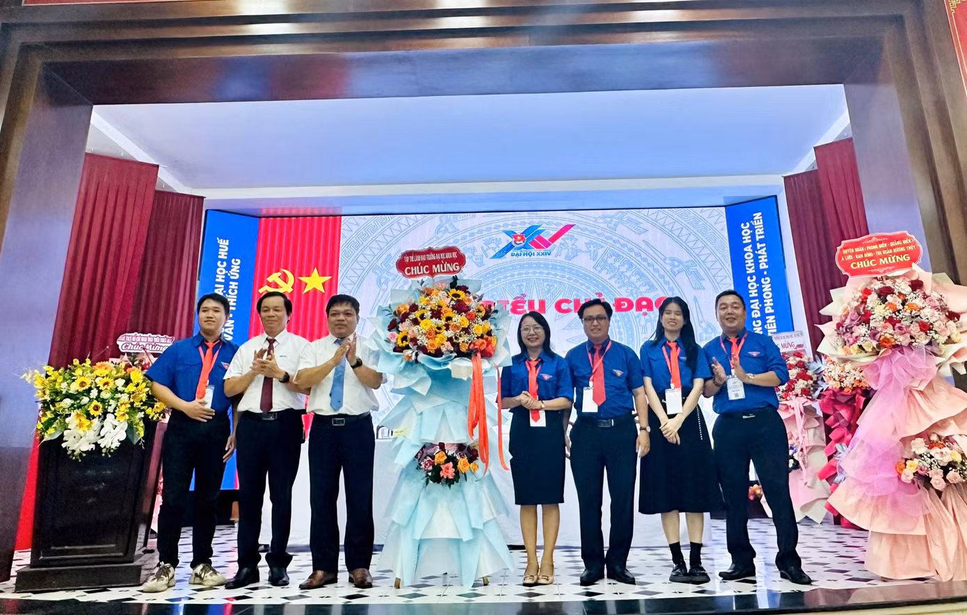 PGS.TS Võ Thanh Tùng, Bí thư Đảng ủy, Hiệu trưởng Trường Đại học Khoa học, Đại học Huế tặng hoa chúc mừng Đại hội.