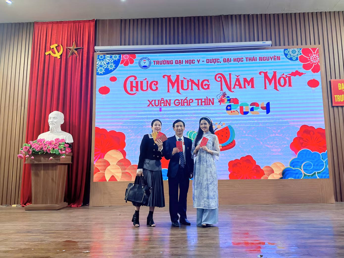 Thảo Nguyên cùng các thầy cô, đồng nghiệp tại bộ môn.