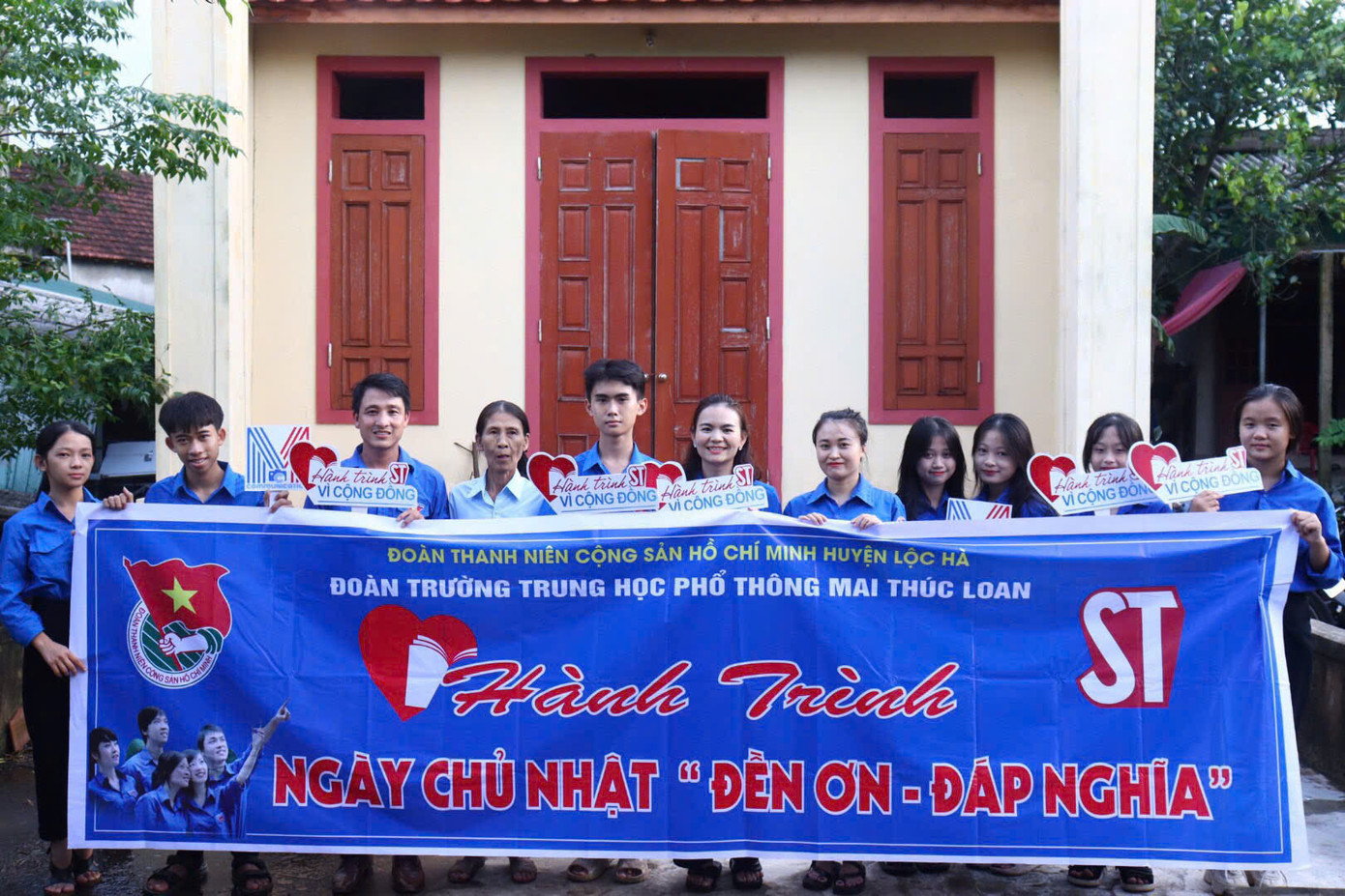 Tiến Chung tham gia Hành trình ST và tuổi trẻ Trường THPT Mai Thúc Loan. Tiến Chung tham gia Hành trình ST và tuổi trẻ Trường THPT Mai Thúc Loan.