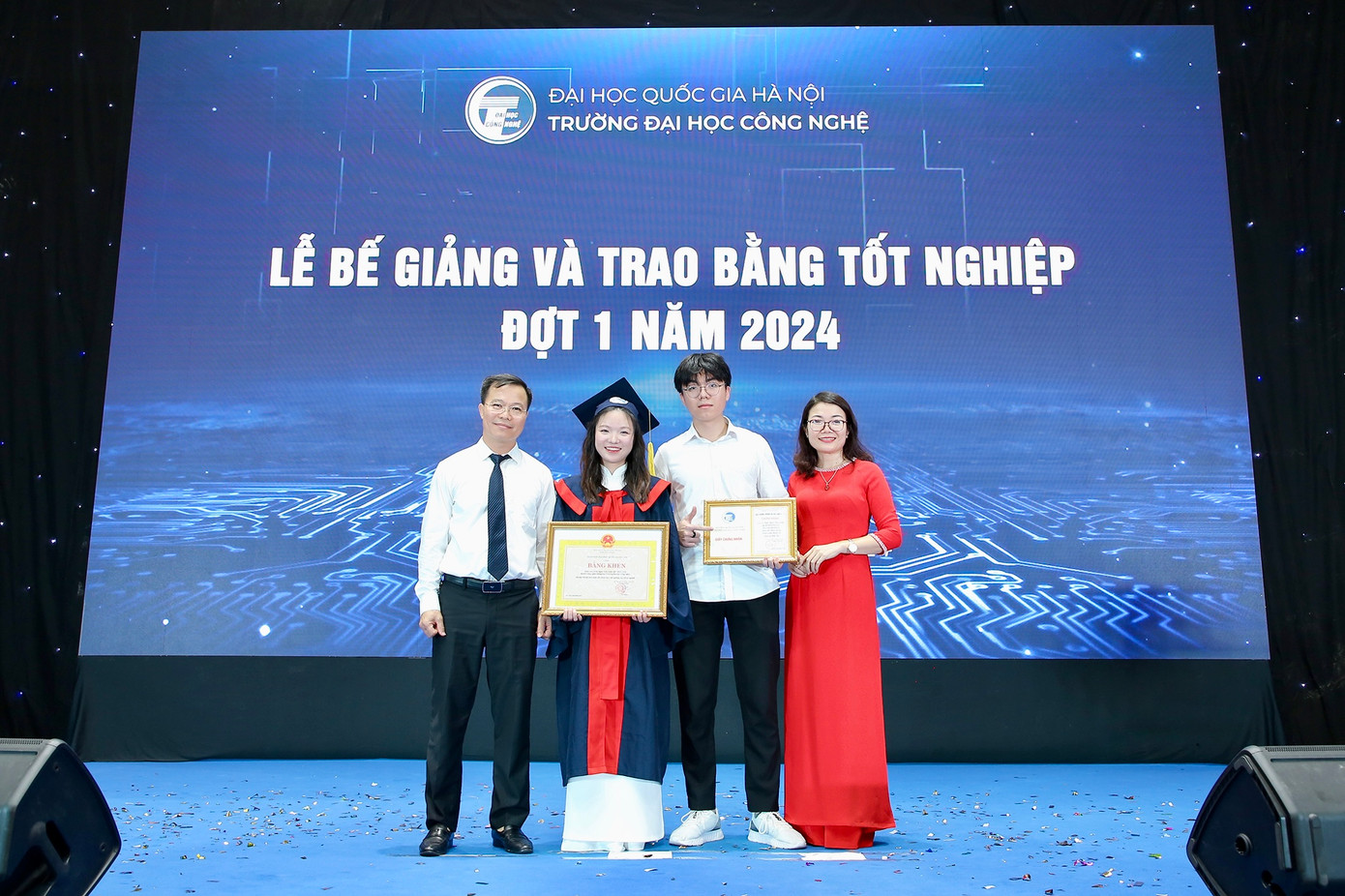 Trúc Linh cùng gia đình trong Lễ bế giảng và trao bằng tốt nghiệp.