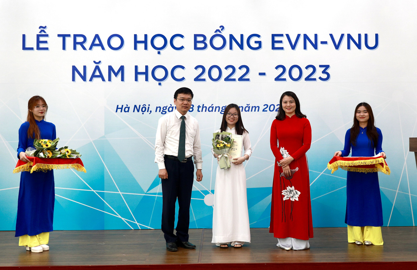 Trúc Linh tại Lễ trao học bổng EVN-VNU năm học 2022-2023.