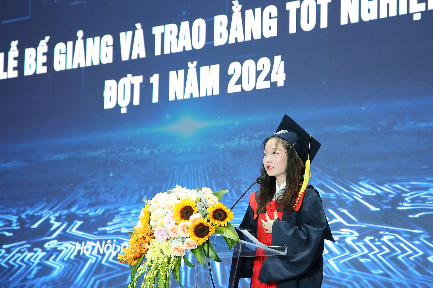 Trúc Linh đại diện cho hơn 700 người học phát biểu tri ân Nhà trường.