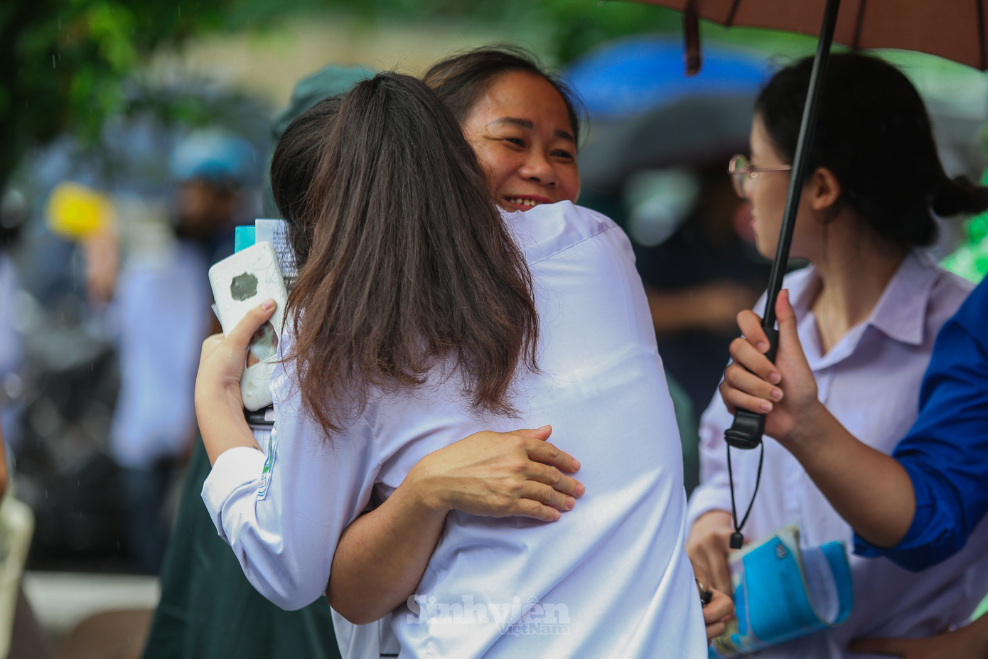 Những chiếc ôm thắm thiết thay muôn vàn lời nói.