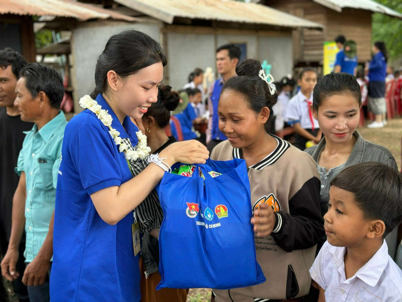 Trao quà an sinh cho người dân tại huyện Saysettha, tỉnh Attapeu. Trao quà an sinh cho người dân tại huyện Saysettha, tỉnh Attapeu.