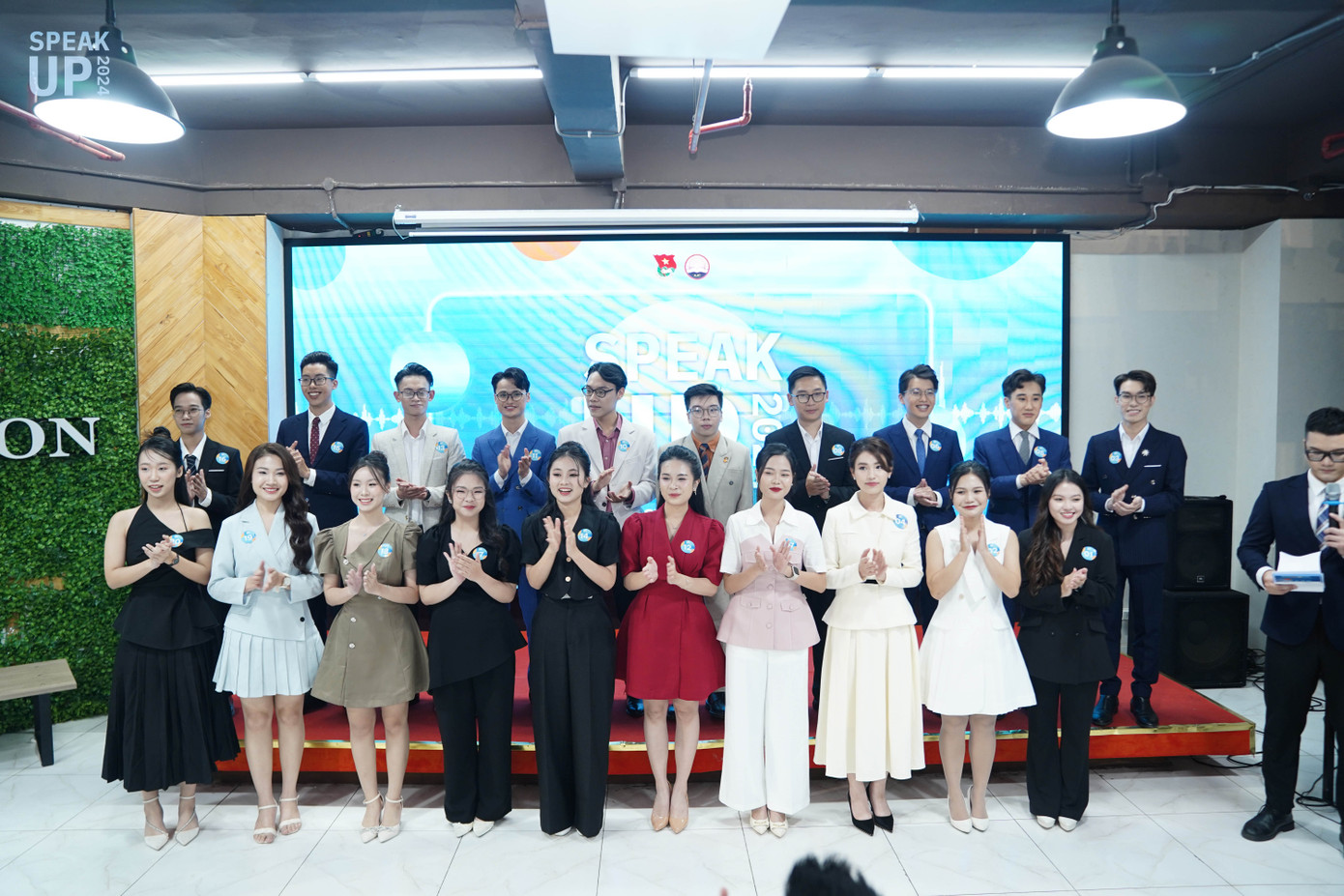 Trước khi bước vào phần thi, các thí sinh đã dành thời gian giao lưu với khán giả và Ban Giám khảo. Trước khi bước vào phần thi, các thí sinh đã dành thời gian giao lưu với khán giả và Ban Giám khảo.