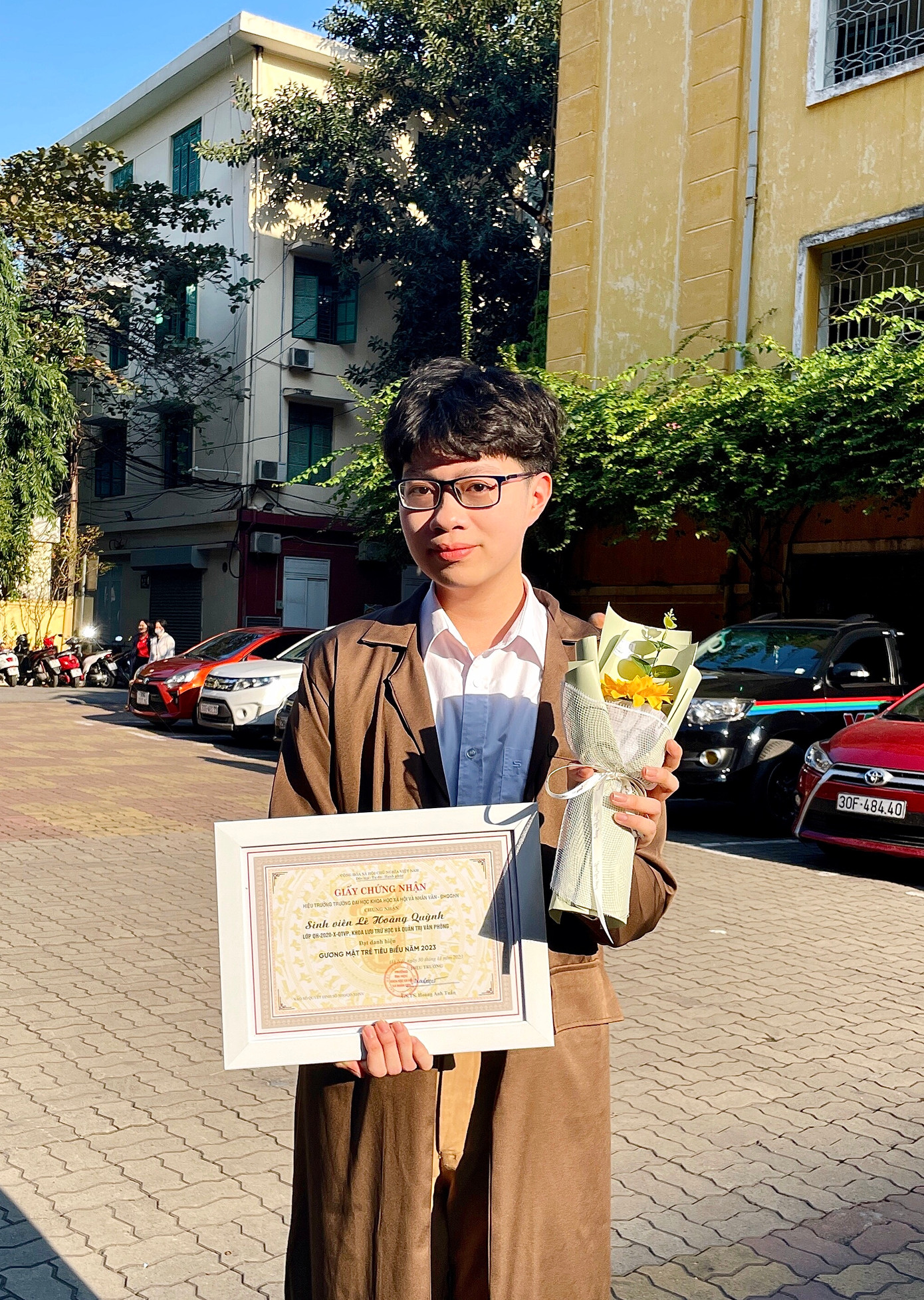 Hoàng Quỳnh nhận Gương mặt trẻ tiêu biểu cấp trường. Hoàng Quỳnh nhận Gương mặt trẻ tiêu biểu cấp trường.