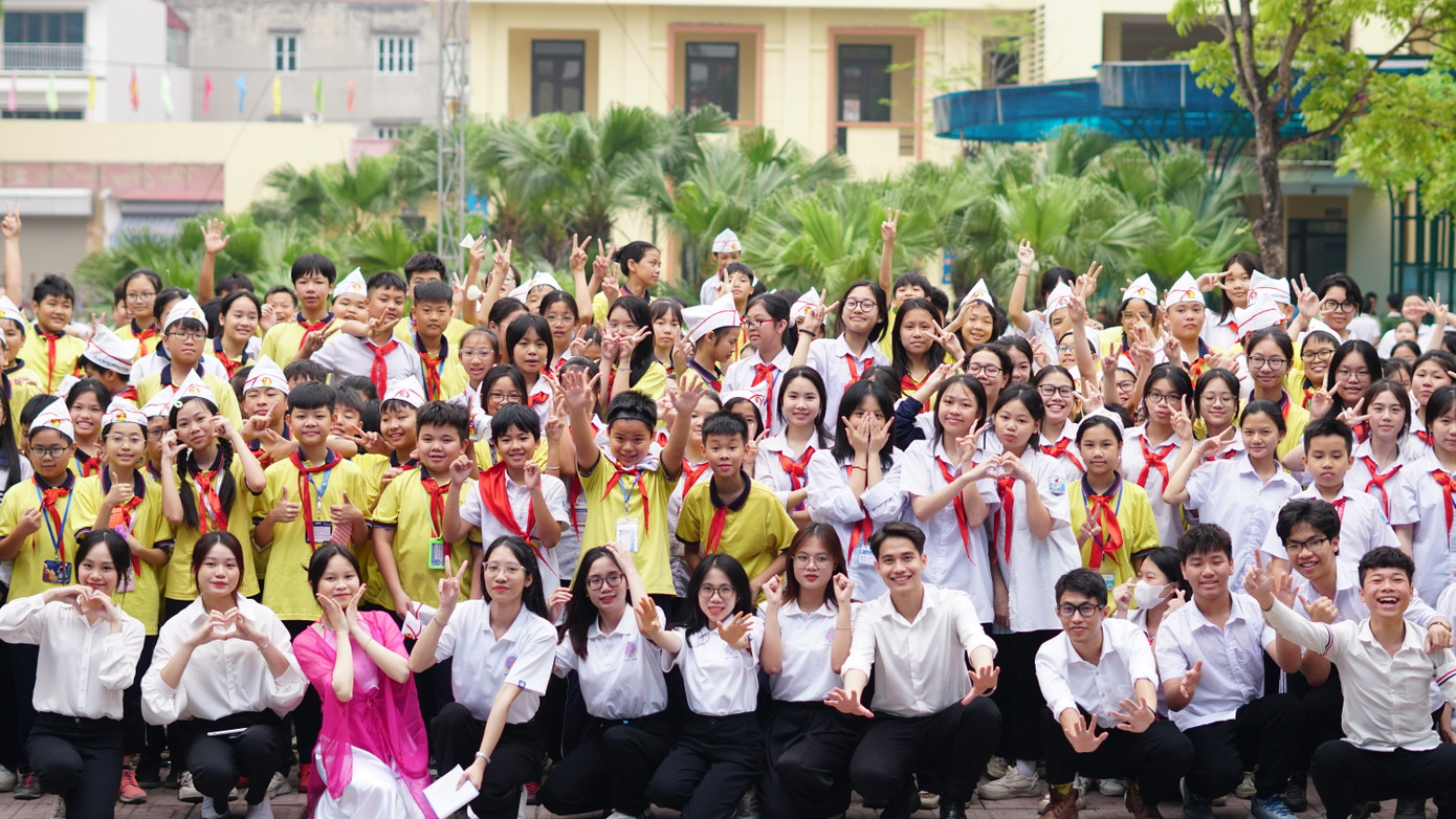 Học sinh Trường THCS Đan Phượng tham gia chương trình tuyên truyền pháp luật với chủ đề “Bảo vệ dữ liệu cá nhân trên không gian mạng” do Minh Hà và nhóm bạn tổ chức. Học sinh Trường THCS Đan Phượng tham gia chương trình tuyên truyền pháp luật với chủ đề “Bảo vệ dữ liệu cá nhân trên không gian mạng” do Minh Hà và nhóm bạn tổ chức.