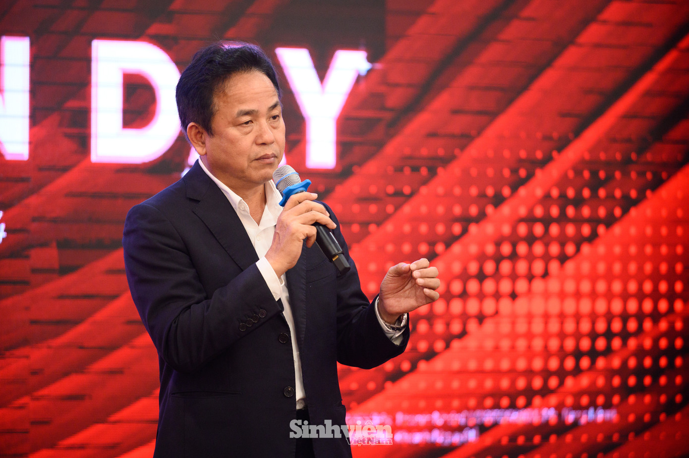 Tại Ngày hội định hướng, GS.TS Trần Văn Lê - CEO Công ty Cổ phần Tập Đoàn Cơ điện Phương Linh đã chia sẻ những câu chuyện, bài học thực chiến trong kinh doanh đồng có những lời nhắn gửi tới các thí sinh: “Khi khởi nghiệp, các em đầu tiên cần có sự nhiệt huyết, lòng tin và một đam mê cháy bỏng, từ đó thuyết phục những nhà đầu tư như chúng tôi”. Tại Ngày hội định hướng, GS.TS Trần Văn Lê - CEO Công ty Cổ phần Tập Đoàn Cơ điện Phương Linh đã chia sẻ những câu chuyện, bài học thực chiến trong kinh doanh đồng có những lời nhắn gửi tới các thí sinh: “Khi khởi nghiệp, các em đầu tiên cần có sự nhiệt huyết, lòng tin và một đam mê cháy bỏng, từ đó thuyết phục những nhà đầu tư như chúng tôi”.