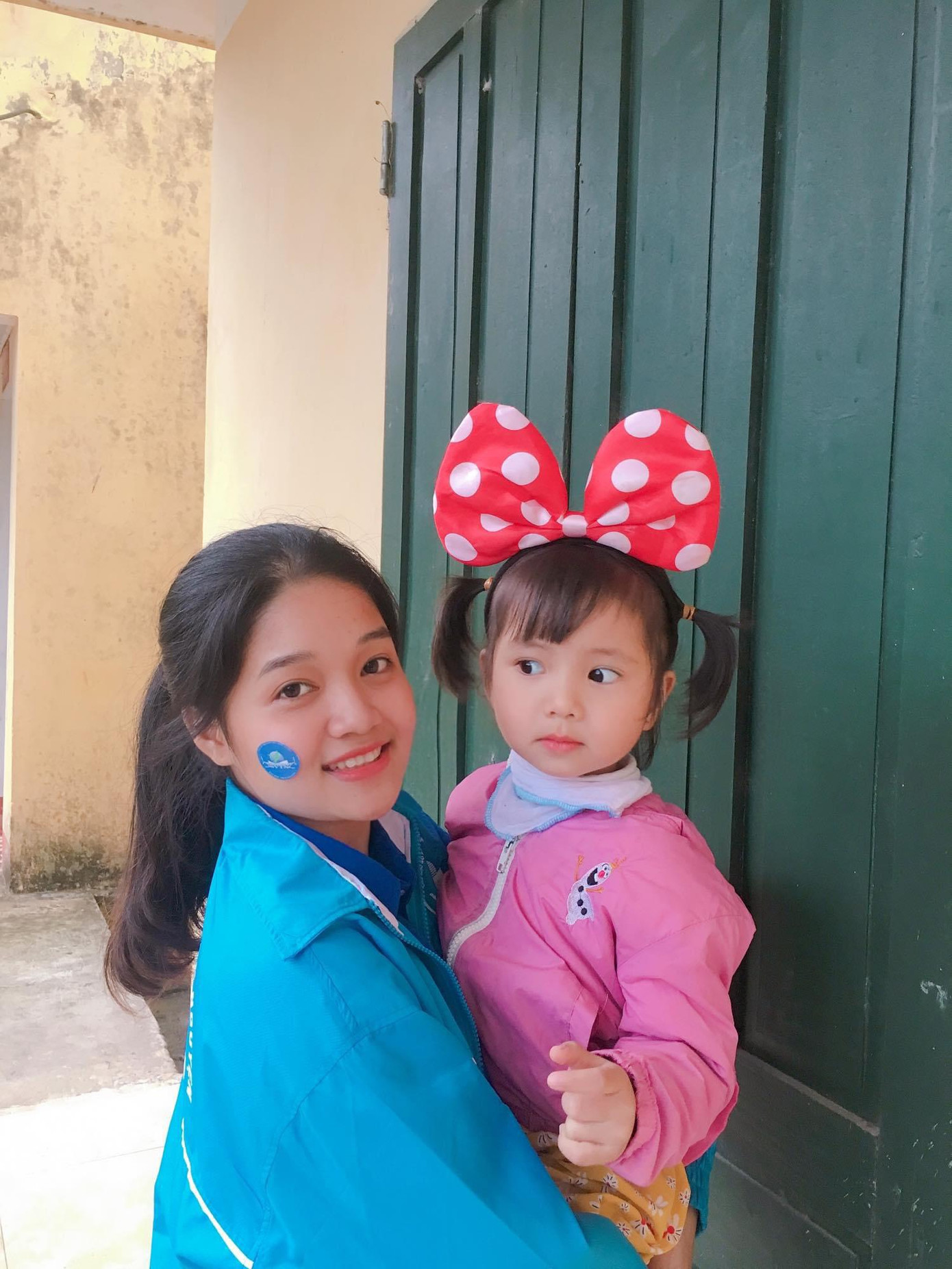 Nữ sinh tích cực tham gia các hoạt động tình nguyện vì cộng đồng. Nữ sinh tích cực tham gia các hoạt động tình nguyện vì cộng đồng.