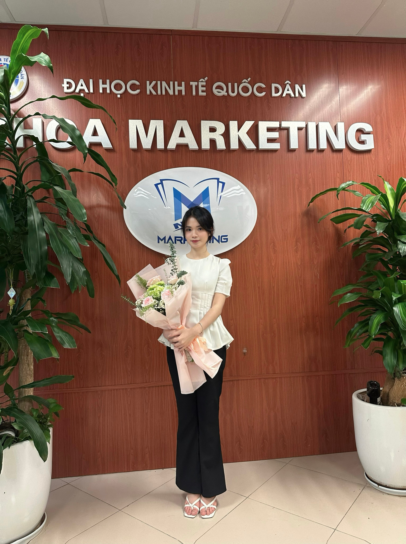 Thảo Chi sau khi bảo vệ Khóa luận tốt nghiệp với số điểm 9.5. Thảo Chi sau khi bảo vệ Khóa luận tốt nghiệp với số điểm 9.5.