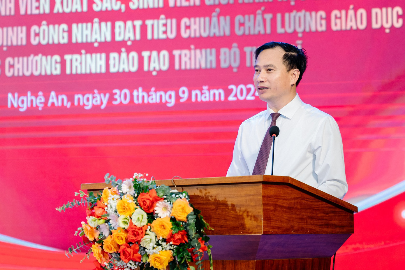 GS. TS Nguyễn Huy Bằng - Hiệu trưởng Trường Đại học Vinh có đôi lời phát biểu. GS. TS Nguyễn Huy Bằng - Hiệu trưởng Trường Đại học Vinh có đôi lời phát biểu.