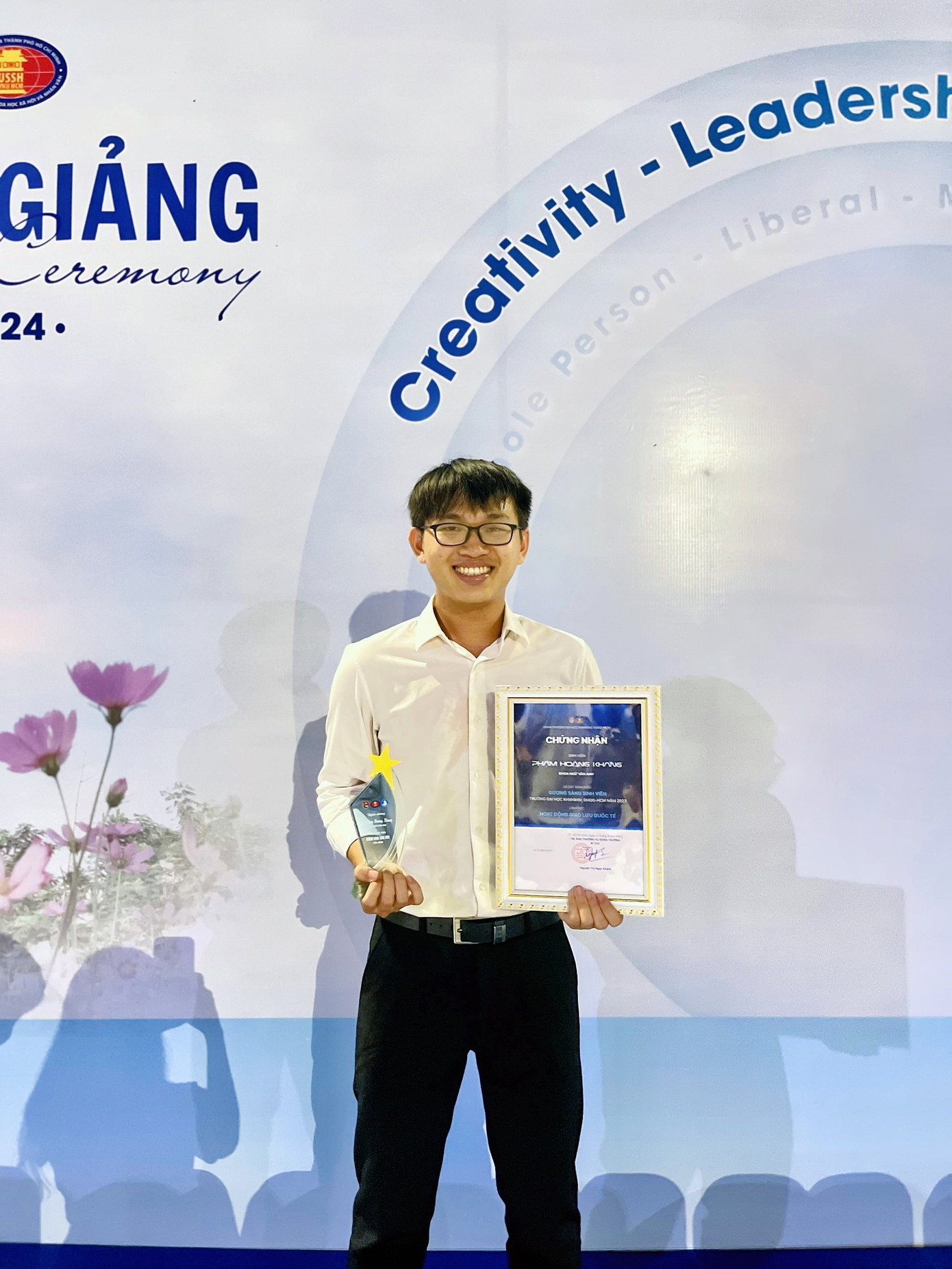 Phạm Hoàng Khang là thủ khoa tuyển sinh và thủ khoa tốt nghiệp ngành Ngôn ngữ Anh, Trường Đại học Khoa học Xã hội và Nhân văn, Đại học Quốc gia TP.HCM.