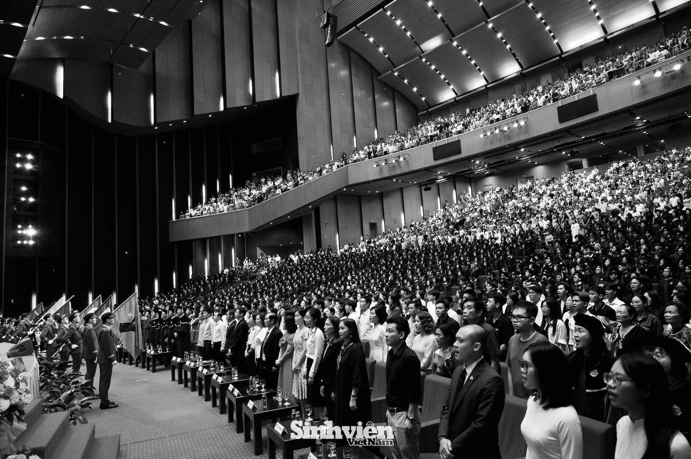 Sau lễ chào cờ, toàn thể hội trường dành một phút mặc niệm tưởng nhớ Tổng Bí thư Nguyễn Phú Trọng.